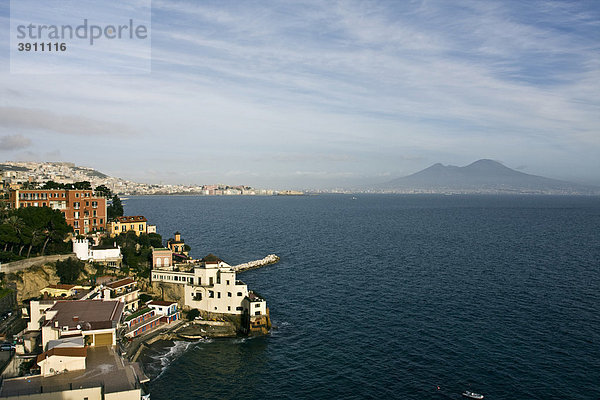 Blick auf den Golf von Neapel und den Vulkan Vesuv von Posillipo  Kampanien  Italien  Europa