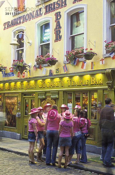 Junge Frauen feiern Jungesellinnen-Abend  kostümiert  vor Pub  Temple Bar  Dublin  Irland  Europa
