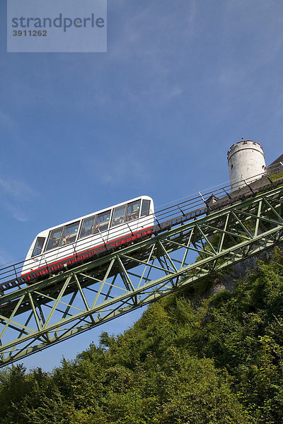 Festungsbahn und die Festung Hohensalzburg  Standseilbahn  Bergbahn  Salzburg  Österreich  Europa