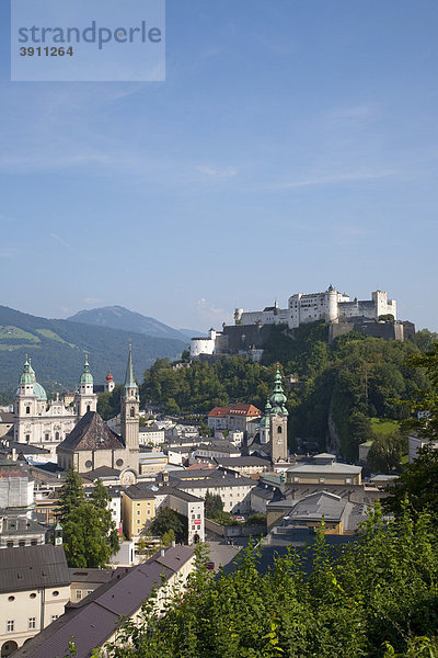 Blick auf die Innenstadt mit Franziskanerkirche  Dom und Festung Hohensalzburg  Salzburg  Österreich  Europa