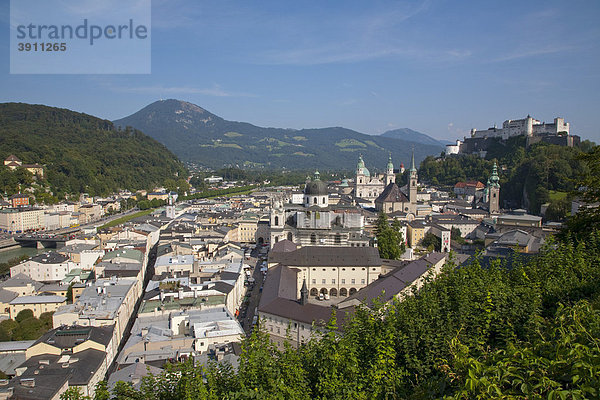 Blick über die Innenstadt zur Festung Hohensalzburg  Panorama  Salzburg  Österreich  Europa