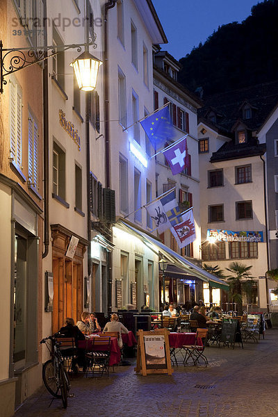 Restaurants am Ochsenplatz  Straßenszene  Menschen  Nachtleben  Chur  Graubünden  Schweiz  Europa