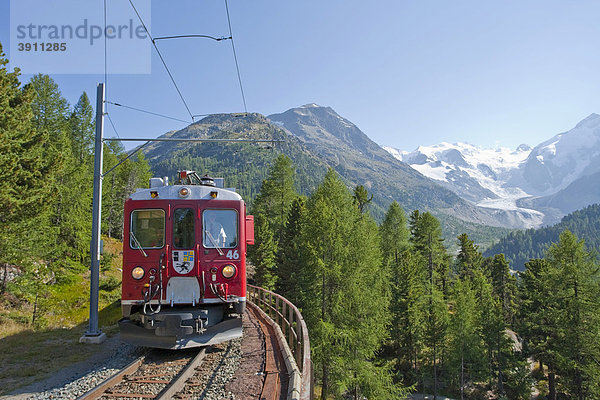 Rhätische Bahn am Berninapass  Morteratschgletscher  Engadin  Graubünden  Schweiz  Europa