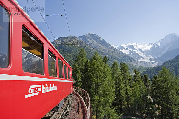 Rhätische Bahn am Berninapass  Morteratschgletscher  Engadin  Graubünden  Schweiz  Europa