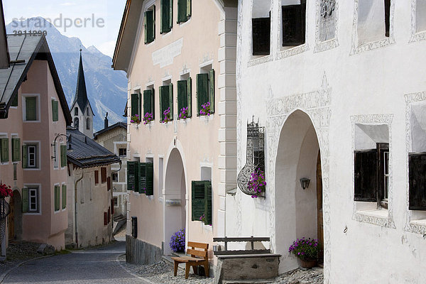 Typische Häuser  Fassadenmalereien  Dorf  Guarda  Unterengadin  Engadin  Graubünden  Schweiz  Europa