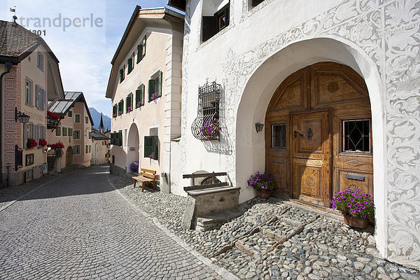 Typische Häuser  Fassadenmalereien  Dorf  Guarda  Unterengadin  Engadin  Graubünden  Schweiz  Europa