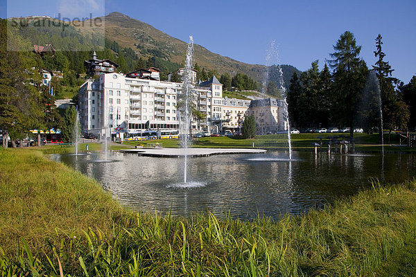 Teich Seeli vor Arabella Sheraton Hotel Seehof  Luxushotel  Davos  Graubünden  Schweiz  Europa