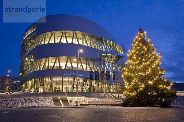 Mercedes-Benz Museum am Abend  beleuchtet  Weihnachtszeit  Weihnachtsbaum  Christbaum  Winter  moderne Architektur  Daimler  Stuttgart  Baden-Württemberg  Deutschland  Europa