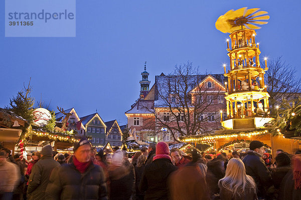 Weihnachtsmarkt am Abend  Weihnachtspyramide  Schnee  Menschen  Esslingen  Baden-Württemberg  Deutschland  Europa