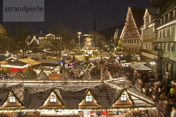Weihnachtsmarkt auf dem Marktplatz  Marktstände  Winter  Schnee  Esslingen  Baden-Württemberg  Deutschland  Europa