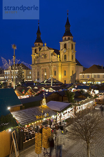 Marktstände auf dem Weihnachtsmarkt in Ludwigsburg  Marktplatz  Baden-Württemberg  Deutschland  Europa