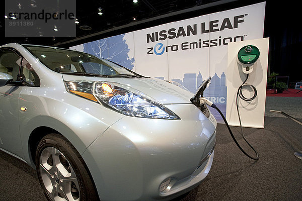 Der Nissan Leaf Plug-in-Hybrid oder Steckdosenhybrid auf der 2010 North American International Auto Show Automobilausstellung in Detroit  Michigan  USA