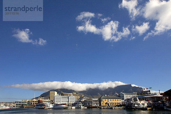 V & A Waterfront  Hafen  Wolke über dem Tafelberg  genannt die Tischdecke  Kapstadt  Südafrika  Afrika