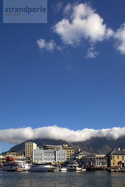 V & A Waterfront  Hafen  Wolke über dem Tafelberg  genannt die Tischdecke  Kapstadt  Südafrika  Afrika