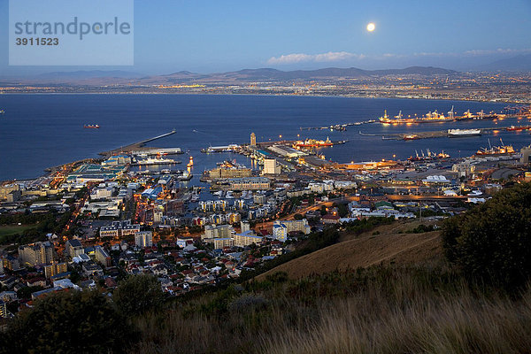 Blick über die Stadt und den Hafen  Signal Hill  blaue Stunde  Dämmerung  Kapstadt  Südafrika  Afrika