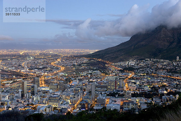 Blick über die Stadt am Abend vom Signal Hill  blaue Stunde  Dämmerung  Kapstadt  Südafrika  Afrika
