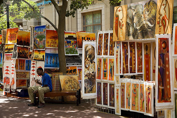Afrikanische Malereien  Kunstmarkt in der Nähe des Greenmarkt  Kapstadt  Südafrika  Afrika