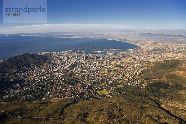 Blick vom Tafelberg auf Stadt  Hafen  Table Bay  Übersicht  Kapstadt  Westkap  Südafrika  Afrika
