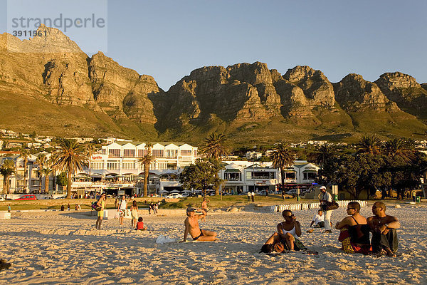 Strand des Vorort Camps Bay  Berge zwölf Apostel  Kapstadt  Westkap  Südafrika  Afrika