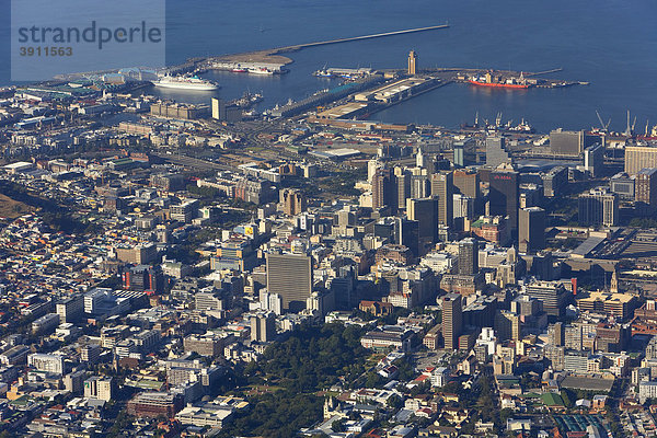 Blick auf die Innenstadt  Hafen  V & A Waterfront  links  Kapstadt  Westkap  Südafrika  Afrika