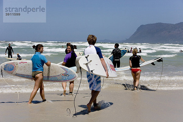 Gruppe junger Surfer am Strand von Muizenberg  Kapstadt  Westkap  Südafrika  Afrika