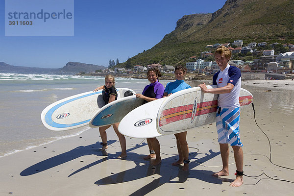 Gruppe junger Surfer am Strand von Muizenberg  Kapstadt  Westkap  Westkap  Südafrika  Afrika