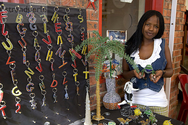 Bildungszentrum im Township Langa  Mädchen verkauft Schlüsselanhänger aus Perlen  Kapstadt  Westkap  Südafrika  Afrika
