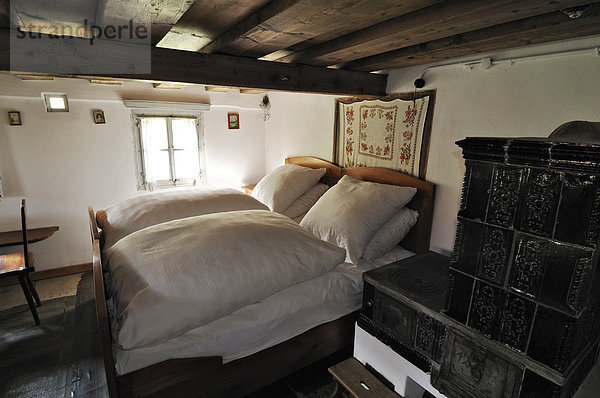 Schlafzimmer mit Kachelofen  Bauernhofmuseum Glentleiten  Bayern  Deutschland  Europa