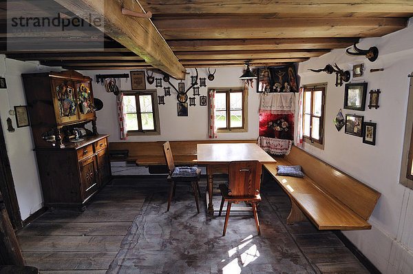 Stube mit Sitzbank  Tisch  Stühlen und Herrgottswinkel  Bauernhofmuseum Glentleiten  Bayern  Deutschland  Europa