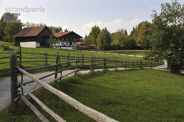 Hof und Holzzaun  Bauernhofmuseum Glentleiten  Bayern  Deutschland  Europa