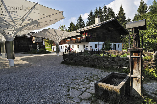 Hof mit Garten und Brunnen  Bauernhofmuseum Glentleiten  Bayern  Deutschland  Europa
