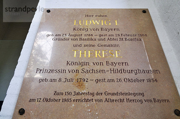 Sarkophagbeschriftung  König Ludwig der Erste und Königin Therese  Klosterkirche St. Bonifaz  München  Bayern  Deutschland  Europa