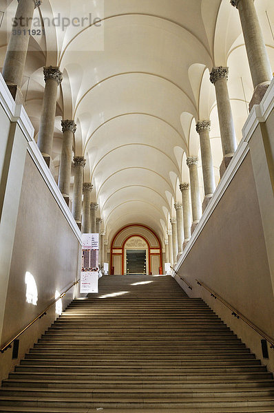 Bayerische Staatsbibliothek  Treppe zum ersten Stock  Gewölbe mit korinthischen Säulen  München  Bayern  Deutschland  Europa