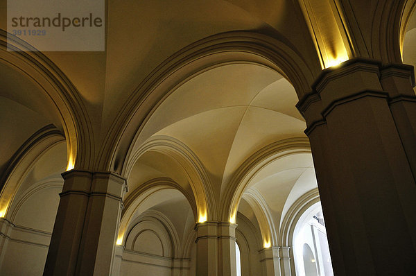Bayerische Staatsbibliothek  Eingangshalle  Gewölbe mit Säulen  München  Bayern  Deutschland  Europa