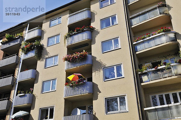 Fassade mit begrünten Balkonen und Sonnenschirmen  München  Bayern  Deutschland  Europa