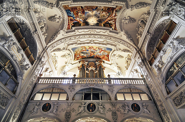 Empore mit Orgel  Kloster Benediktbeuern  Bayern  Deutschland  Europa