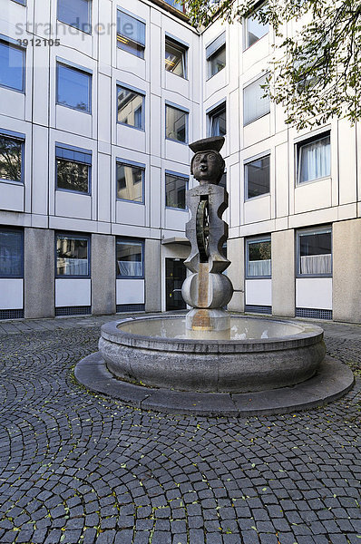 Brunnen am Amt für Informations- und Datenverarbeitung  Herzogspitalstr. 24  München  Bayern  Deutschland  Europa