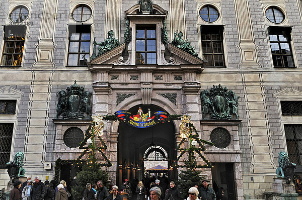 Weihnachtliche Fassade der Residenz in der Residenzstraße  München  Bayern  Deutschland  Europa
