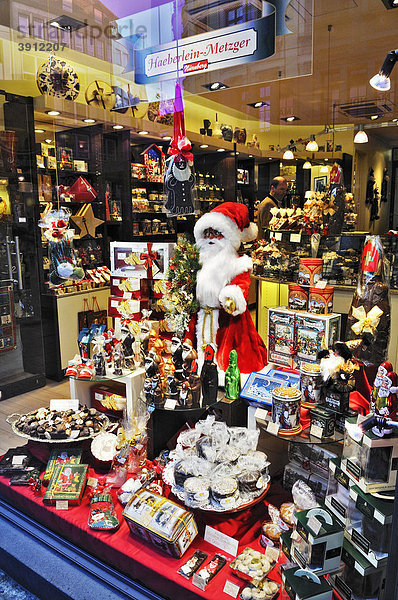 Weihnachtliche Auslage mit Süßigkeiten  München  Bayern  Deutschland  Europa