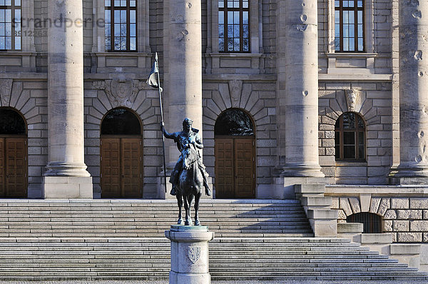 Reiterdenkmal  Otto von Wittelsbach Herzog von Bayern vor Staatskanzlei  München  Bayern  Deutschland  Europa