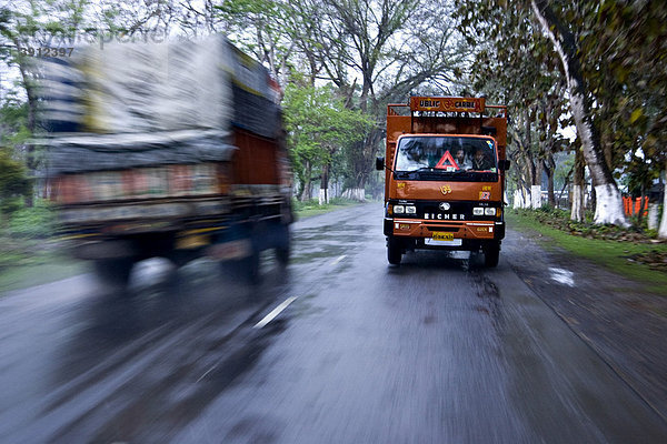 Schwenk-Foto von zwei Lastwagen auf einer Autobahn in Assam  Indien  Asien