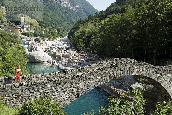Römerbrücke Ponte dei Salti in Lavertezzo  Tessin  Schweiz  Europa