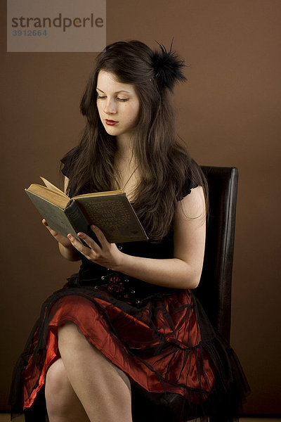 Frau  jung  Buch  lesen