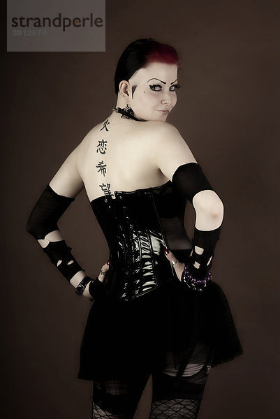 Frau  Gothic  Rücken  tätowiert