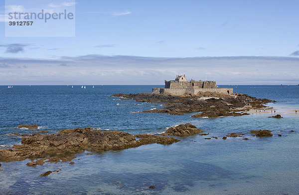 Fort National vor den Toren von Saint Malo im Atlantik  Saint Malo  Bretagne  Frankreich  Europa