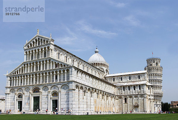 Panoramafoto vom Dom und Glockenturm  Pisa  Toskana  Italien  Europa
