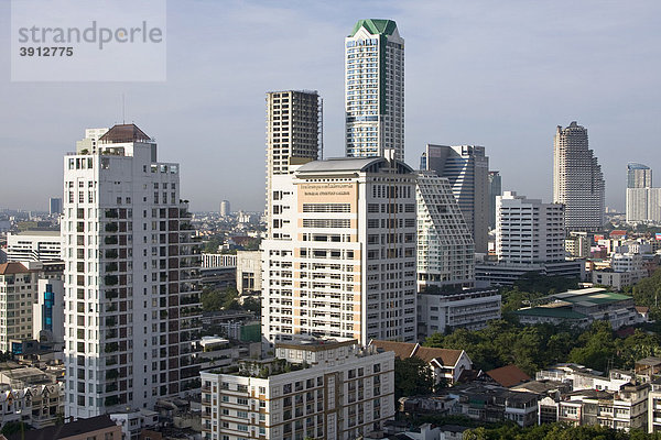 Blick auf Skyline von Bangkok in Richtung Silom Road  Thailand  Asien