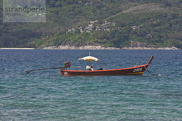 Longtailboot in der Bucht vor Tri Trang Beach  Phuket  Thailand  Asien