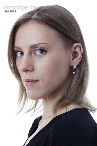 Portrait einer jungen Frau mit Perlmutt-Ohrringen