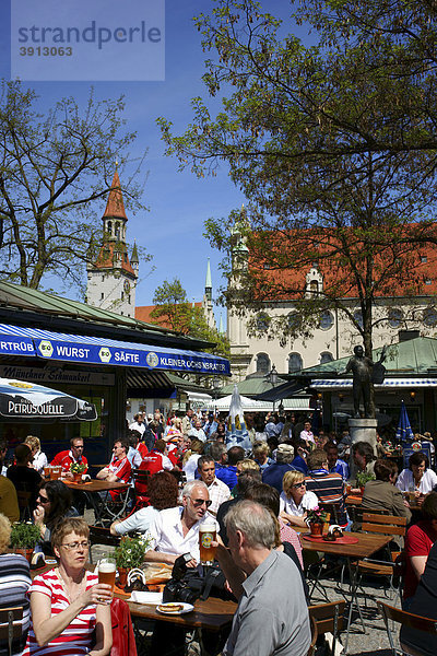 Biergarten am Viktualienmarkt  München  Bayern  Deutschland  Europa